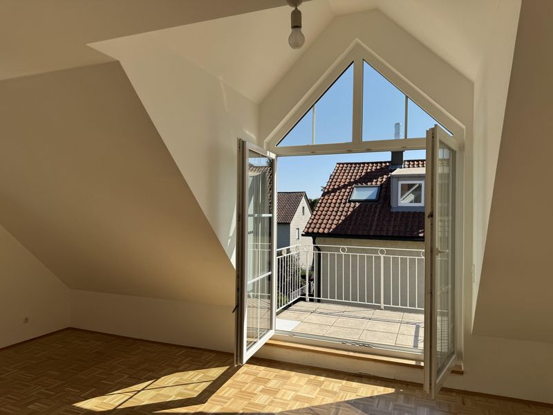 Herrliche Dachgeschosswohnung mit Balkon - sofort bezugsfrei!